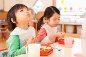6 Phép Lịch Sự Khi Ăn Uống: Nghệ Thuật Giao Tiếp Trên Bàn Tiệc Cho Trẻ - VietSkill