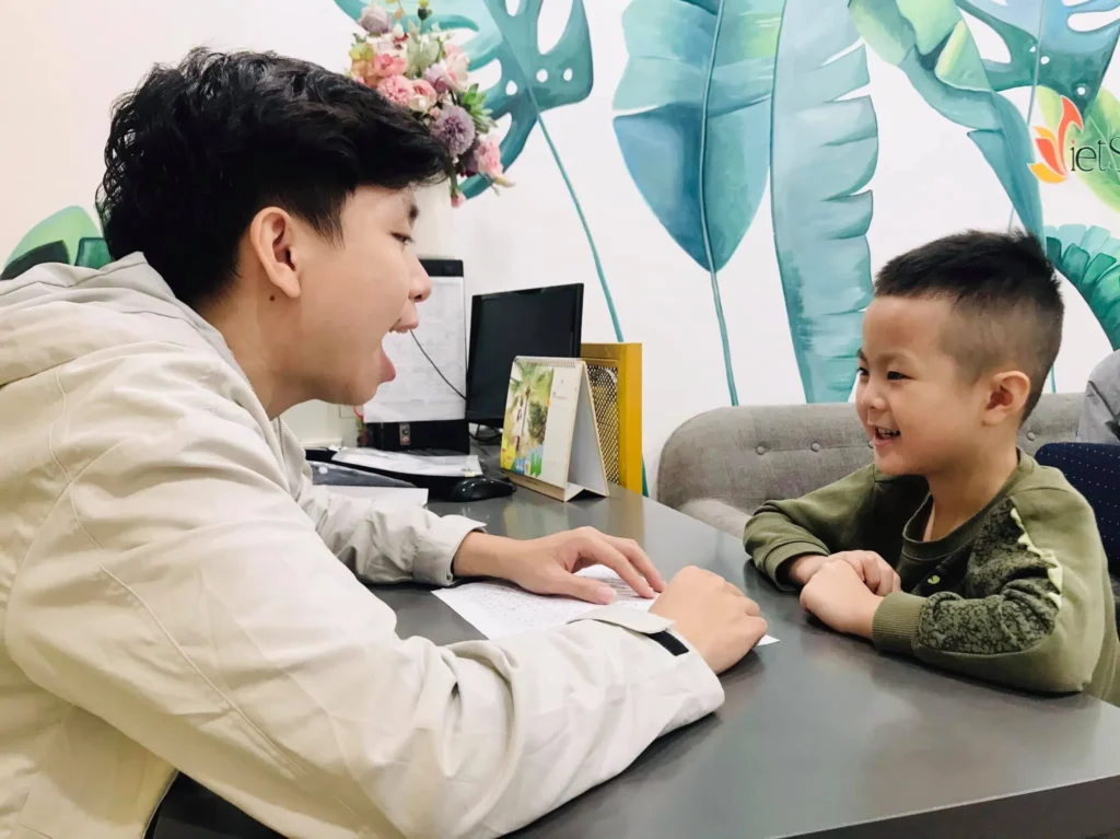 Thầy Giáo Chữa Ngọng “Đắt Show” Tại Vietskill: Bí Kíp Sư Phạm Riêng Giúp Học Viên Tỏa Sáng - VietSkill