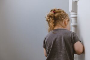 Bí quyết chọn lớp dạy kỹ năng tương tác xã hội cho bé nhút nhát giúp trẻ tự tin hơn - Đội Nhóm Vững Vàng – Kỹ Năng Làm Việc Nhóm