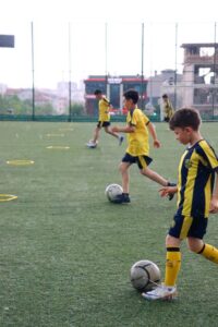 Cách xây dựng tinh thần đồng đội cho trẻ em thông qua bóng đá - Đội Nhóm Vững Vàng - Kỹ Năng Làm Việc Nhóm