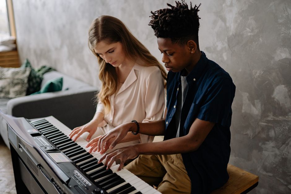 Có nên chọn lớp học piano 1 kèm 1 cho trẻ em để phát triển toàn diện?