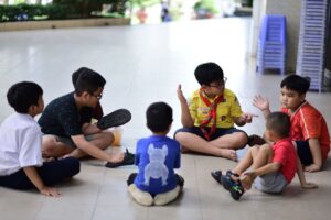 Bí quyết rèn luyện kỹ năng lắng nghe và thấu hiểu trong giao tiếp cho bé - Hình ảnh chi tiết